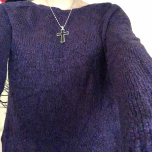 Stickad lila tröja  - Säljer denna lila stickade tröjan i storlek m. Passar även mindre storlekar. Väldigt gullig med kjol eller lowrise jeans. Skriv vid intresse/funderingar :) 