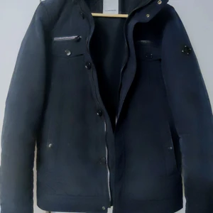 J Lindeberg Höst/Vinterjacka - Jackan är fodrad och kan användas både på hösten och vintern. Ett bra val för både vardag och kontor. Väldigt bra skick och inga tydliga tecken på användning. Nypris ca. 3000kr. Modell: Bailey 56 Structured Poly. Priset kan diskuteras