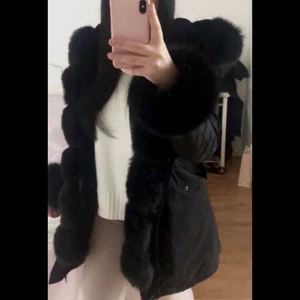 Fatima parka jacka svart i strl L - INTRESSEKOLL! på denna fina parka jacka (äkta päls) då den inte kommer till användning,den är i bra skick inget fel på den.Pris kan diskuteras vid snabb affär 