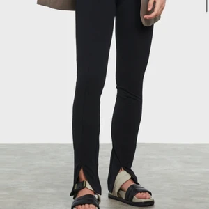 Kostymleggings med slits - Dragkedja på slitsen så du kan själv välja hur hög/låg den ska va