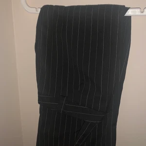 Kostymbyxor - Raka kostymbyxor, långa i modellen och användbara för både vardag och utekväll 