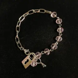 Armband i rostfritt stål med facetterade rosa pärlor samt nyckel och lås berlocker🔐💗 Fri frakt✨