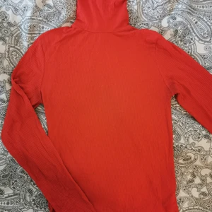 Ribbad polotröja - Fin ribbad polotröja i stl. M