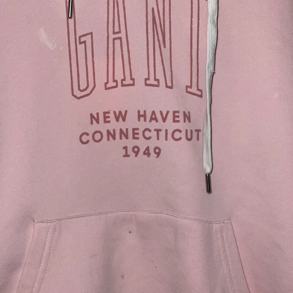 Knappt använd rosa Gant-hoodie i storlek XS, har ej kommit till användning då jag har växt ur den. OBS  små fläckar på fickan, därför sänkt pris!🥰  Möts gärna i gbg annars står du för frakt . Hoodies.