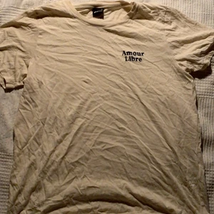 Tröja - !ursäkta att den är skrynklig! Tröja från Gina tricot, liten skada vid ”r” på texten men inget som syns! Frakt ingår