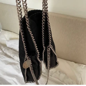 Stella McCartney  - Intressekonflikt på stellla McCartney väska, fallabella mellan , som är köpt i en second hand butik och därav vet jag ej säkert på att den är äkta men mycket tyder på det!! Hör av er vid intresse👩‍❤️‍💋‍👩👩‍❤️‍💋‍👩👩‍❤️‍💋‍👩👩‍❤️‍💋‍👩👩‍❤️‍💋‍👩