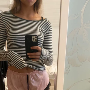 Randig tröja - Säljer min randiga tröja som inte ofta kommit till användning, den är därför i nyskick! Storlek xs men den är väldigt elastisk och anpassar sig efter kroppstyp! Hör av er om ni har någon fråga eller vill se tydligare bild💗