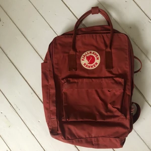 röd fjällräven - super cool röd fjällräven kånken ryggsäck i laptop modell. perfekt till skolan och utomhus aktiviteter. säljer pga att den inte är min stil längre. i bra skick, lite färg slitningar på vissa få ställen. kan mötas upp i gbg eller frakta. står dock inte för postens slarv. hoppas du har en fin dag! 🥰
