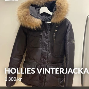 Hollies vinterjacka, nytt skick!  - Holliesjacka som är mycket sparsamt använd. Ser nästintill ny ut. Storlek 34 dvs XS (funkar som S också). Superfin päls! Pris kan diskuteras men frakten får köpare stå för. 😇