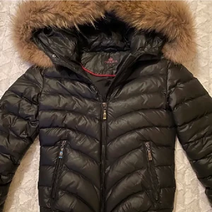 Chelsea jacka i strl 36 - Helt ny Chelsea jacka ,säljer då jag har för många jackor å får ej plats , pälsen är väldigt stor och fluffig inga skador eller så! I strl 36 , vid snabb affär kan pris diskuteras!