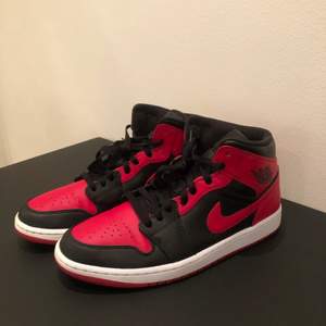 Jordan 1 mid Banned Storlek 39 us 10.5  Cond 9/10, använda en gång Finns att hämta i Halmstad eller Ljungby, kan även frakta om det skulle önskas/behövas