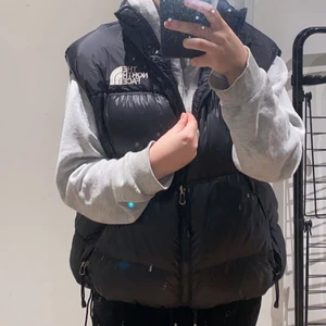 The North face väst  - Köpt här på plick förra hösten. Jätte bra skick! Lite over size för mig som är S. Passar både S-L beroende på hur man vill att den ska sitta. Bud i kommentarerna 