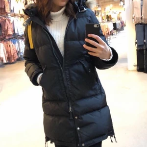 Parajumper long bear, svart  - BARA SERIÖSA köpare! Lägger ut min jacka igen pga av oseriösa köpate. Den är i strl S. Den är använd en vinter så den är i bra skick förutom att dragkedjan inte riktigt fungerar som den ska men det går väl att fixa. Pälsen på luvan är avtagbar. Vill köpa en ny jacka så vill sälja denna så fort som möjligt. Har inte kvar något kvitto men QR koden finns i jackan som bevis på att den är äkta. Vid intresse skriv pm. 