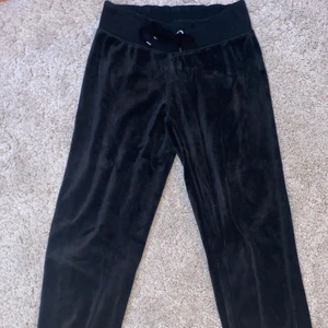 Gina tricot populära mjukisar  - Säljer mina sköna mjukis byxor från Cubus då dom är för små för mig,dom är i fint skick och sitter super fint på kroppen.dom är i xs.❤️köparen betalar frakten 