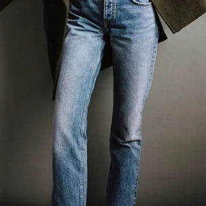 Zara Jeans - Straight leg - Jag säljer nu dessa midrise straight leg marinblå jeans från Zara i storlek 32 då som är förstora för mig. Skriv privat om ni är intresserade eller för fler bilder. Dom är köpta här på PLICK och jag har använt dom cirka 3 gånger. Skriv privat om ni är intresserade eller för fler bilder💕 Priset kan självklart diskuteras👍🏼 Frakten ingår!!!