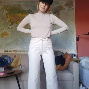 Vita jeans från Monki. Vida och lite kortare ben. Använda men i gott skick. Mått: midja 33cm, gren 27cm, Innerbenslängd 59cm 