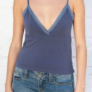 linne från brandy melville - spetslinne från brandy melville💙 strlk one size passar nog både xs och S, lite stor på mig som är xs!