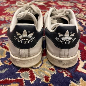 Adidas stan Smith sneakers! - Ganska använda stan Smith med svart flärp där bak! Storlek 42 men mer storlek 41💕