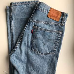 Säljer mina Levis jeans 501 i storlek W26 L32 då dem inte kommer till användning längre!💗 (som nya)