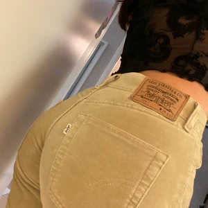 Levi’s manchesterbyxor  - Superfina beiga manchesterbyxor som tyvärr inte kommer till användning. Så sköna och så gott som nya i skicket! Modell 525