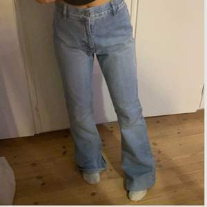 Jättefina jeans men säljer då jag redan har liknade. Storlek s, midjemått: 79cm innebensmått: 80cm, jag är ca 160cm