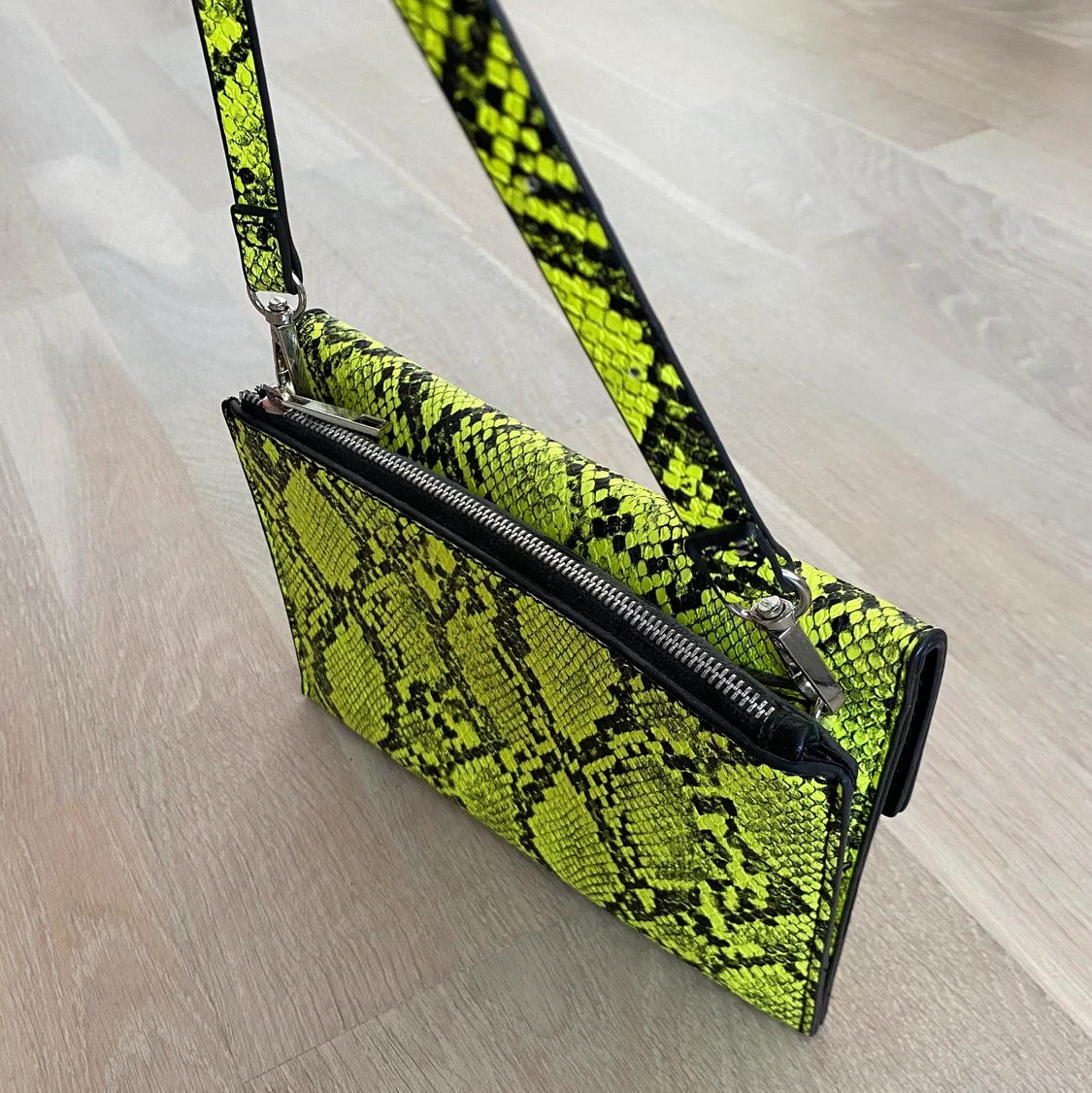 Neongul ormmönstrad väska från Zara - 90