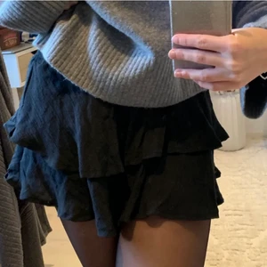 Svart kjol - (Lånad bild på första bilden) Detta är en fin svart kjol från Shein! Den är väldigt fin att ha som bara kjol men går även att ha som topp, blir super gulligt:) Har du längre ben så kan denna kjol vara något kort men annars inga problem alls!