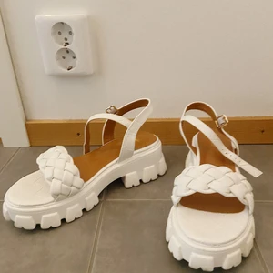 Sandaler - Vita sandaler, perfekta om man tänkt åka utomlands denna årstid ✨ Väldigt sparsamt använda, nyskick. 