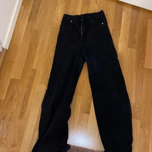 Stolek 34  - Säljer dessa jätte fina svarta Jens från Hm köpt för 399kr ger dom för 200kr