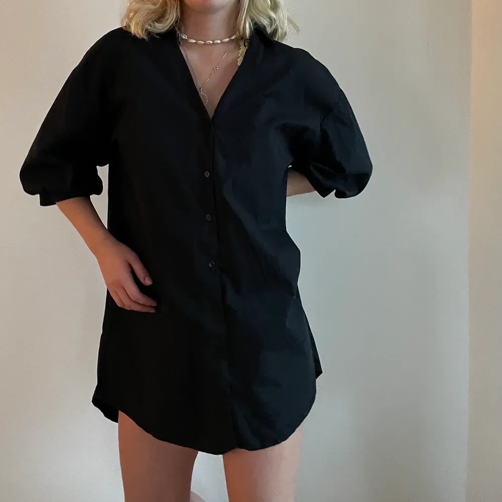 Super fint svart klänning, längre i backsidan och super fint V cut 🌸 Frakt tillkommer . Klänningar.
