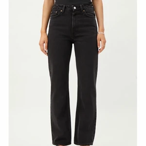 Svarta jeans från Weekday - Säljer dessa snygga jeans från Weekday i modell Voyage. Andra bilden är likadana fast i ljusblå, men de ser lika dana ut. Använda fåtal gånger och köpte de för 500 kr. Skriva till mig ifall ni är intresserade☺️