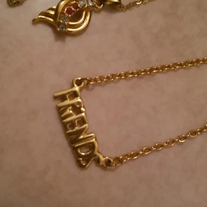 Super fint halsband  - 3st superfina halsband 2med hänge. Mycket fint skick.  Guldplätrtad sött. 170kr alla plus frak 