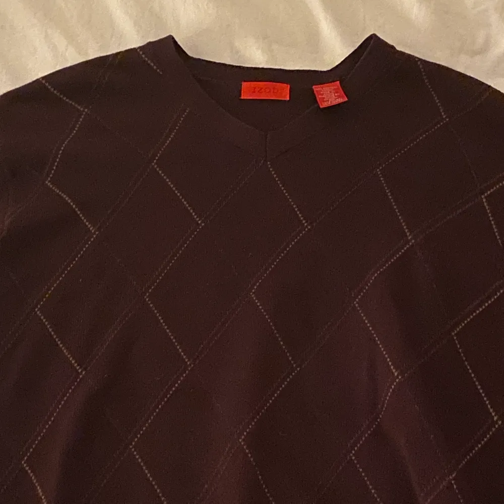 Säljer denna coola tröjor jag köpte secondhand för 370kr och säljer nu om den! Om frågor kontakta mig eller kommentera. Den sitter rätt oversized och färgen  är typ vinröd eller brun. Mönster av olika färger som inte syns jättemycket som en viss färg! :). Tröjor & Koftor.