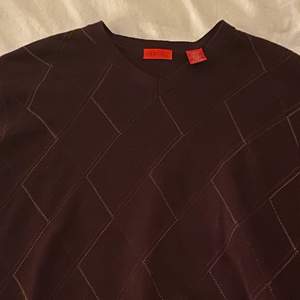 Säljer denna coola tröjor jag köpte secondhand för 370kr och säljer nu om den! Om frågor kontakta mig eller kommentera. Den sitter rätt oversized och färgen  är typ vinröd eller brun. Mönster av olika färger som inte syns jättemycket som en viss färg! :)