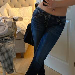 Oanvända jeans passar mellan S-M