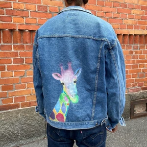 UNISEX GIRAFFE JACKET - Modellernas längd:  191 cm, 178 cm                                                                            Köpta secondhand och omgjorda av vårt UF.                    Om många är intresserade blir det budgivning 🌱                     Eventuell frakt betalas av köpare. 