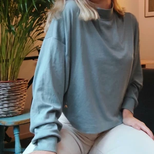 Polotröja  - Polotröja ifrån bikbok i fin blå/grå färg 🥰