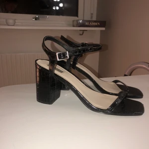 Nelly klackar storlek 39 - Klackar från Nelly i mycket bra skick. Klacken är 8cm hög och i storlek 39. Kan fraktas för 66kr ☺️ skriv vid intresse eller fler frågor