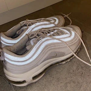 Nike air 97 - Vita Nike air 97 strl 38/39 i väldigt bra skick, pris kan diskuteras vid snabb affär!🤍 nypris 1495! 