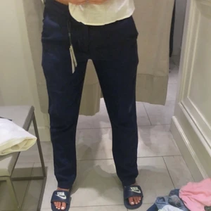 Mörkblåa linnebyxor  - Jätte fina linnebyxor jag köpte på zara på herravdelningen! Använt 4-7 gånger men dom kommer inte till användning. Skriv vid frågor💓