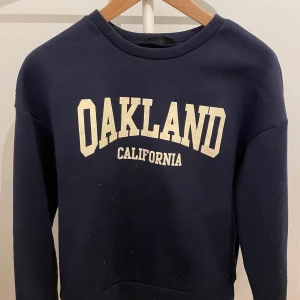 Oakland tröja - Säljer min superfina och ursköna tröja som är köpt på shein, den sitter superfint på och är endast använd ett fåtal gånger. Storleken är xs men skulle säga att den passar även s. Nypris är 129kr men jag säljer för 50kr, pris kan diskuteras 