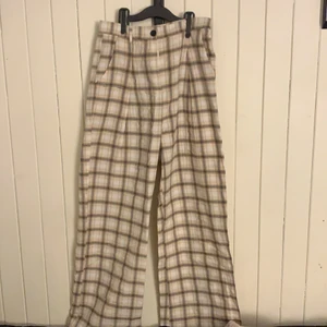 Rutiga högmidjade linnebyxor strl 36/S - Rutiga linnebyxor från SHEIN, bra kvalitet men passade inte mig. 