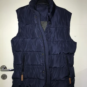 Blå väst - Blå fin väst, aldrig använd