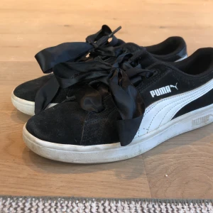 Puma skor - Svart vita puma skor i storlek 36 är i bra skick.