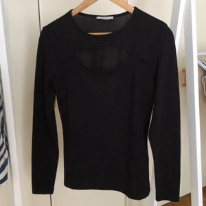 Svart tröja med slit  - Oanvänd tröja med slit. Strl L men passar bra som S/M 