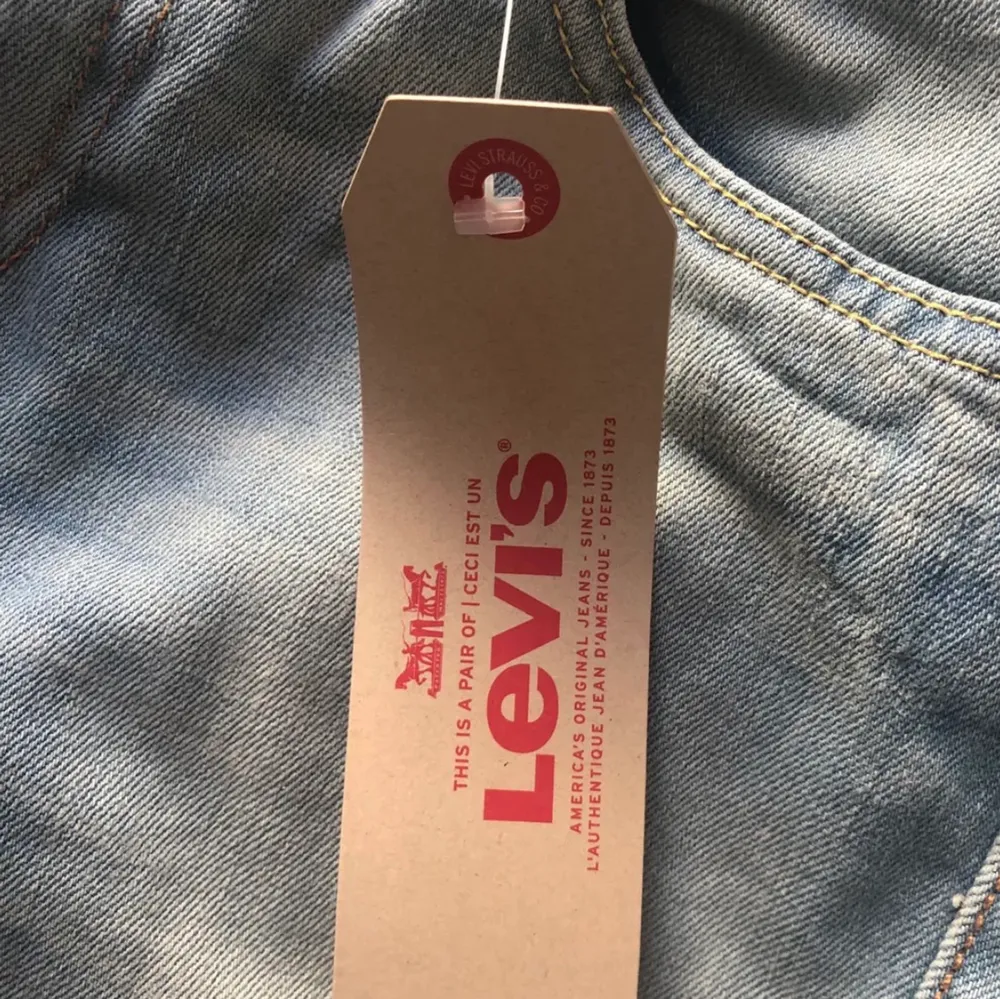 Ett par helt oanvända Levis Jeans med prislapp fortfarande på. I modellen ”low waist” storlek 28/32. Köpta för 1 år sedan. Nypris:1000kr. Jeans & Byxor.