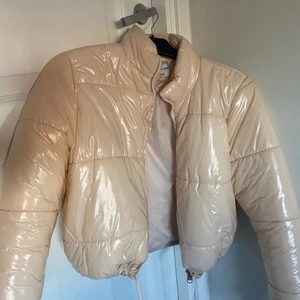 Puffer jacka  - Superfin croppad vinterjacka från chiquelle! Använd några gånger under förra vintern, jackan har några defekter 🤍  100 kr + frakt