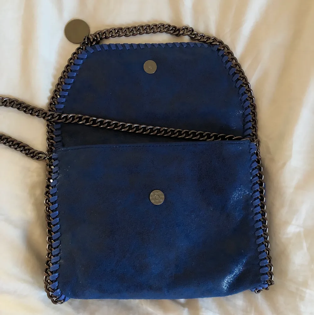 Säljer min Stella McCartney liknande väska, ny skick💕Ca 27x20. Väskor.
