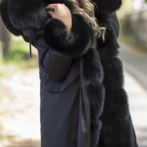 Jacka parka  - Säljer min parka jacka med äkta päls har endast använt jackan förra vintern den är i god skick och varm köpt för 5000kr säljer för 2500kr vid snabb affär kan pris diskuteras. Hör av er vidintresse!😊