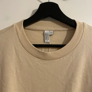 Other stories tröja med breda armar  - Ljust beige tröja från Other stories. Helt ny, lappen borttagen endast. Oversize fit. Skrynklig pga nedpackad i flytt. 